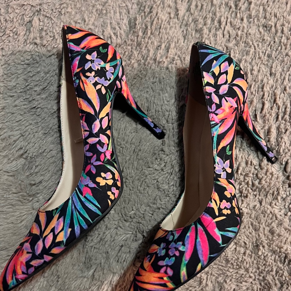NINE WEST MULTICOLORED HEELS - Great Condition